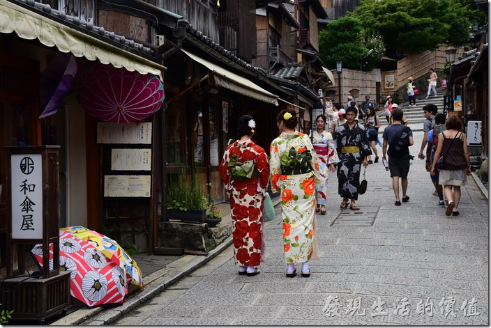 清水寺附近的二年坂、三年坂、清水坂有很多穿著日本傳統浴衣的遊客，不過很多都是觀光客。