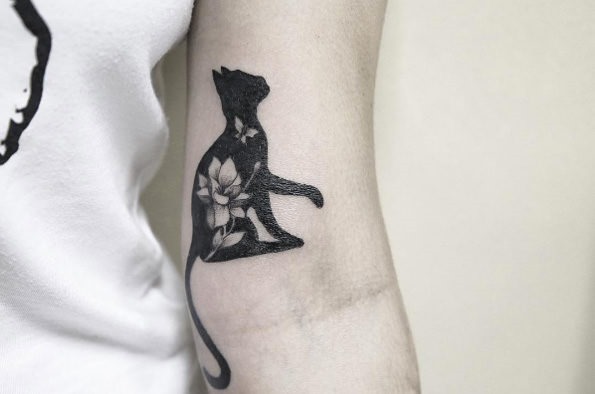 este_pesado_blackwork_floral_gato