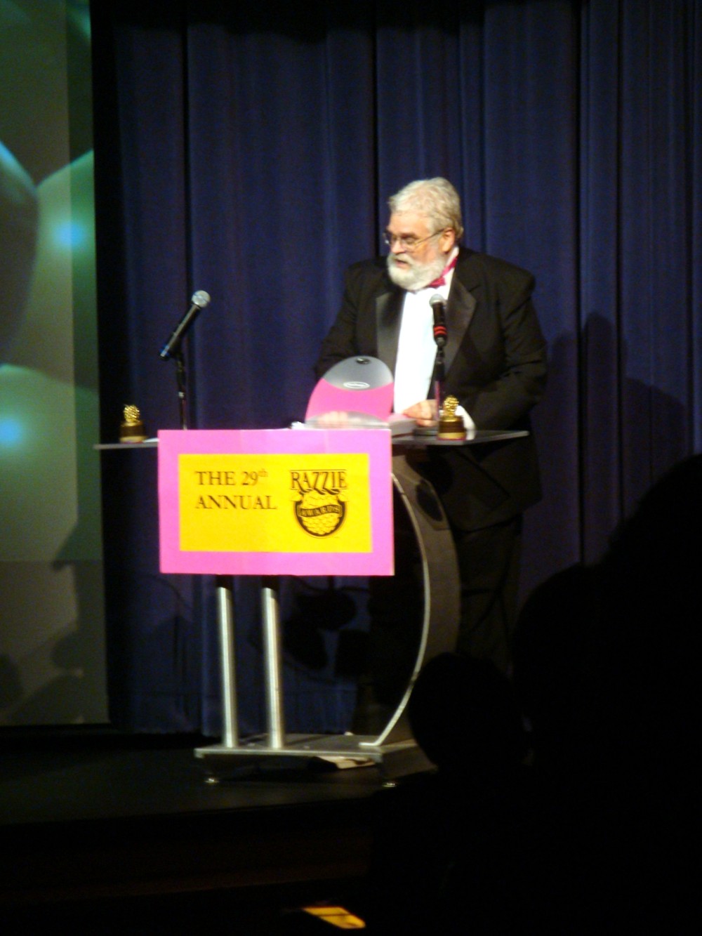 파일:external/upload.wikimedia.org/John_Wilson_at_29th_Razzie_Awards.jpg