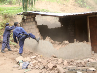 Démolition des maisons construites anarchiquement sur le site Mimosa le 22/06/2012 à Kinshasa, par la police. Radio Okapi/ Ph. John Bompengo