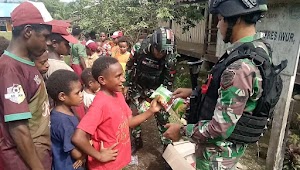 *Kunjungi Anak-Anak Di Perbatasan, Satgas Yonif 310/KK Bagikan Makanan Dan Susu*