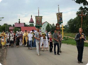 фото В День Семьи, любви и верности в Твери состоялся традиционный крестный ход с иконой блгг. кнн. Петра и Февронии Муромских