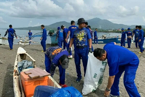 Kegiatan bersih-bersih pantai yang dipimpin oleh Dirpolairud Polda Sulut Kombes Pol Kukuh Prabowo ini juga melibatkan masyarakat yang tinggal di pesisir pantai. (Foto istimewa)