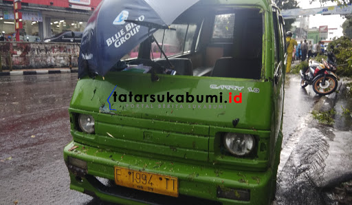 Pohon tumbang timpa mobil angkot di Jalan Sudirman Sukabumi // Foto : Dian Syahputra Pasi