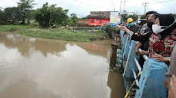 Kemensos Beri Santunan Korban Banjir di Pasuruan