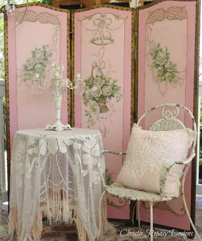 Décorant votre espace cocktail, une réception avec des meubles anciens complétera le look de votre mariage grand-millénaire. Demandez à vos invités de prendre des photos avec vous et votre conjoint ici... Mariages par KMich grandmellinnial décor-mariage décor-mariage planification- Mariages par KMich Jenkintown PA