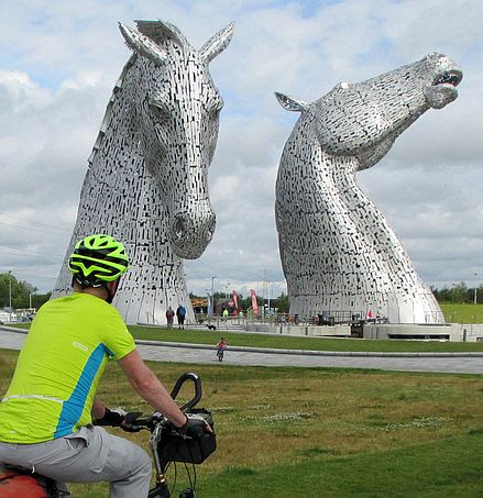 Chris on the Bike, Kelpies, Falkirk, Schottland