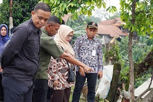 Bantuan Hunian Sementara Warga Korban Longsor di Bogor