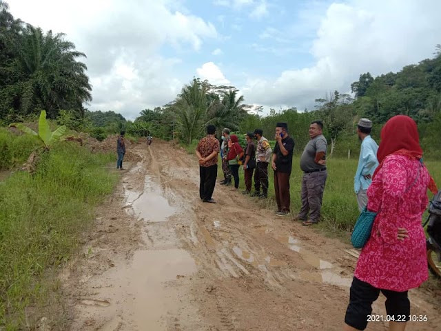 Warga Keluhkan Jalan Rusak, Babinsa Dan Pemdes Purwajaya Tinjau Lokasi