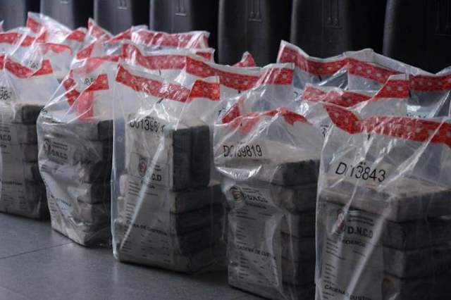 Video | Apresan dos hombres con 176 paquetes presumiblemente de cocaína en Barahona