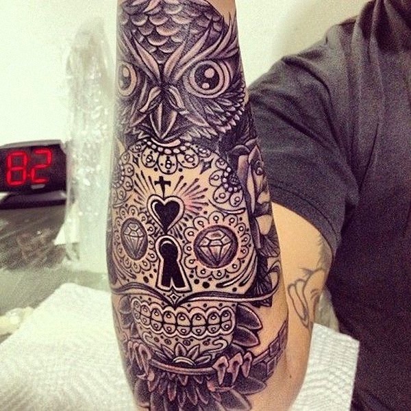 a_coruja_e_o_açcar_crnio_tatuagem_em_preto_e_cinza a_coruja_e_o_açcar_crnio_tatuagem_em_preto_e_cinza