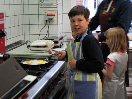 Voor de laatste soort croques moeten er spiegeleieren gebakken worden. Valentin is er gek op. Het eerste eitje was eerder een ommelet, maar na een trucje van Johan, bakt hij lossen door spiegeleieren aan de lopende band.