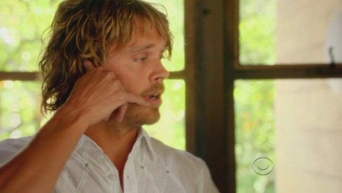 Deeks y sus alias S2E7_000234