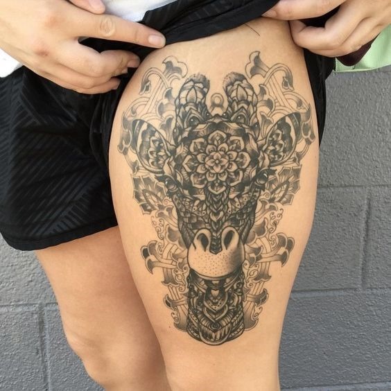 ornamento_girafa_coxa_tatuagem