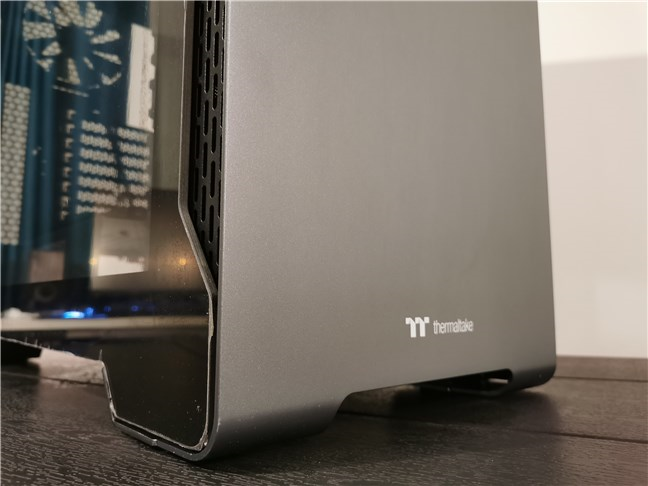 De onderkant van de voorkant van de Thermaltake A700 TG pc-behuizing