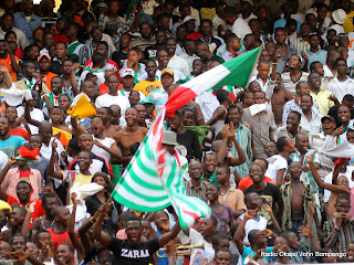 Des supporteurs de DCMP de la RD Congo célébrant la victoire contre Lydia Ludic de Burundi, score : 1-0  en match aller des 16èmes de finale de la Coupe de la Confédération de la Caf. Radio Okapi/Ph. John Bompengo