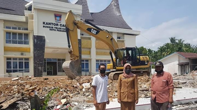 Dinas PUPR Bongkar Bangunan Lama Kantor Camat Bungtekab.