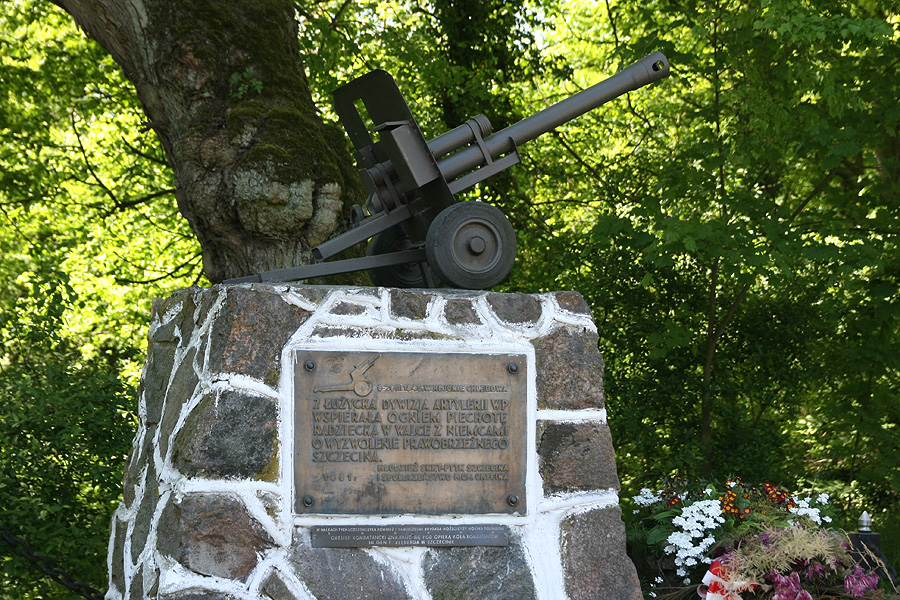 Obelisk kombatancki ku pamięci 2 Łżyckiej Dywizji Altylerii WP. Obelisk kombatancki ku pamięci 2 Łżyckiej Dywizji Altylerii WP.