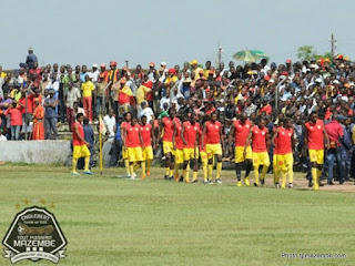 Les joueurs de Sanga Balende dans le stade Tshikisha avant leur match face à Mazembe le dimanche 12 mai 2013 à Mbuji-Mayi (Photo tpmazembe.com)