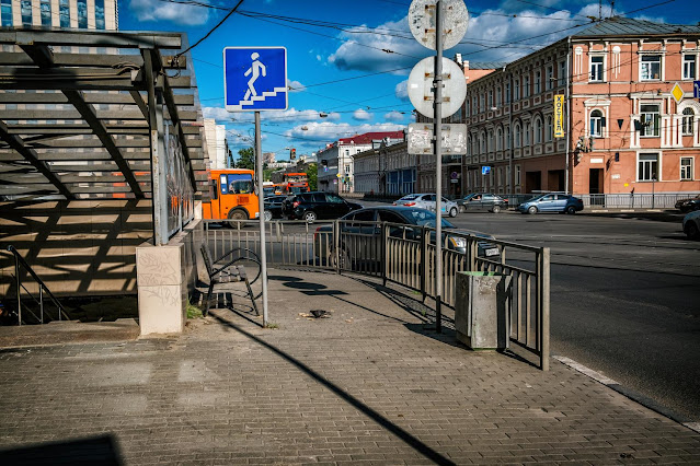 Лавочка с видом на перекресток