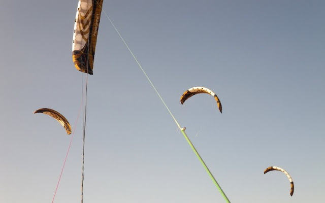 Vers l'estuaire de la Loire (Pornichet/LaBaule, St Brévin...) au fil du temps... - Page 7 Kitesurf_st_brevin_0090w