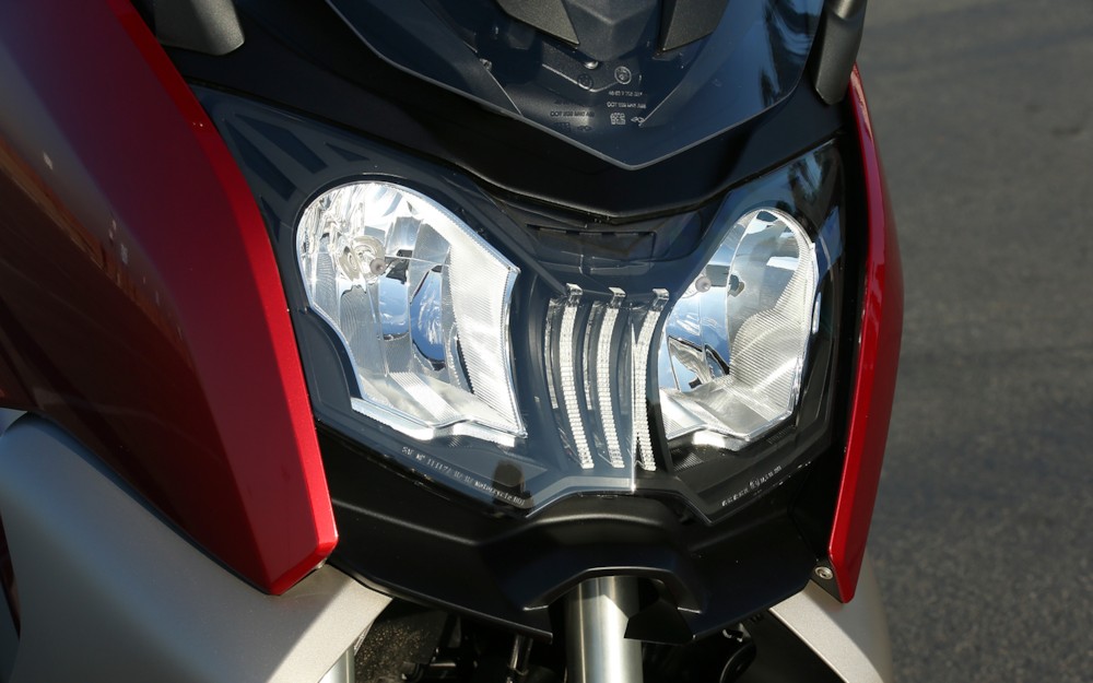 파일:external/st.motortrend.com/BMW-C650GT-headlight-2.jpg