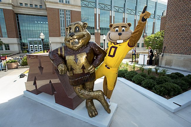 파일:external/www.twincities.com/20130923__GoldyGopher_statue.jpg