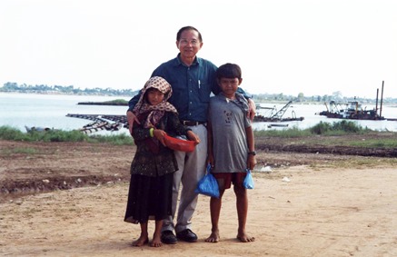 CH 12_ Bé Chăm trên bờ Tonle Sap