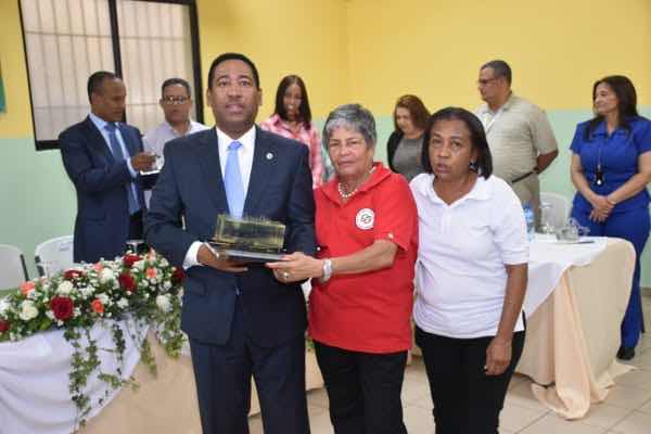 Reconocen buen desempeño de Nicolás Calderón Director de los Comedores Económicos y Staff de trabajo. 