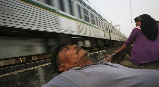 La estupidez de curarse en las vías de un tren Terapia%252520de%252520vias%252520%2525283%252529