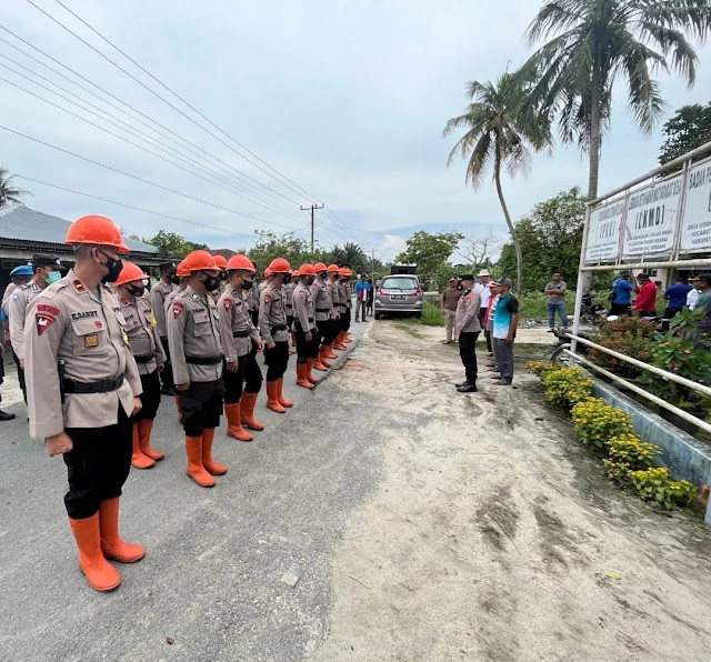 Quick Response, Personil SAR Brimob Poldasu Bantu Perumahan Warga Korban Angin Puting Beliung di Deliserdang