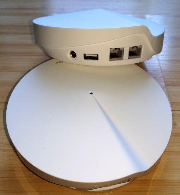 De poorten op de TP-Link Deco M9 Plus