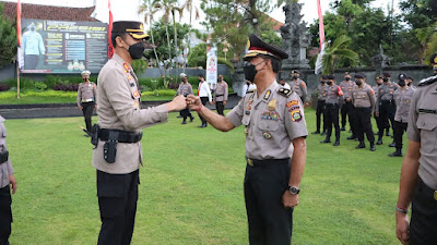 Hari Bhayangkara ke 76, Kapolres Klungkung Pimpin Upacara Kenaikan Pangkat Bagi Personel dan PNS Polri Polres Klungkung