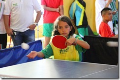 pequeña tenista de mesa