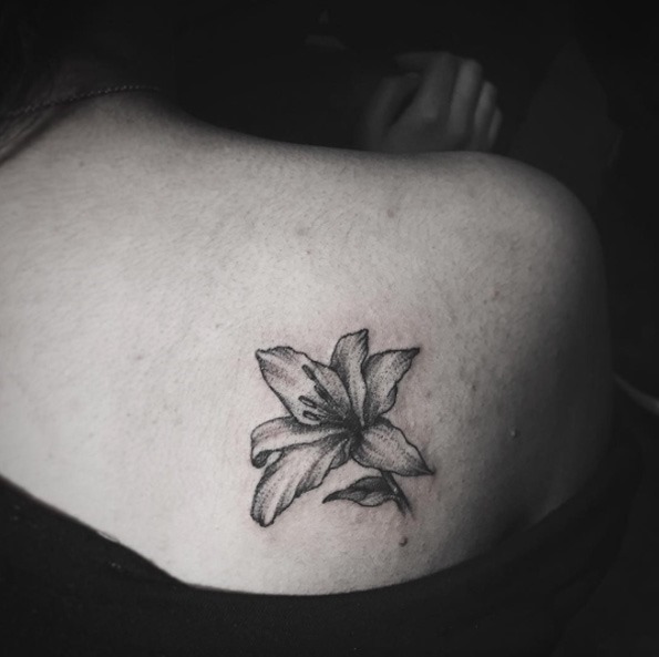 Este blackwork volta do ombro de lily