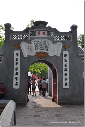 Hanoi. Lago Hoan kiem. Entrada al Templo de Ngoc Son