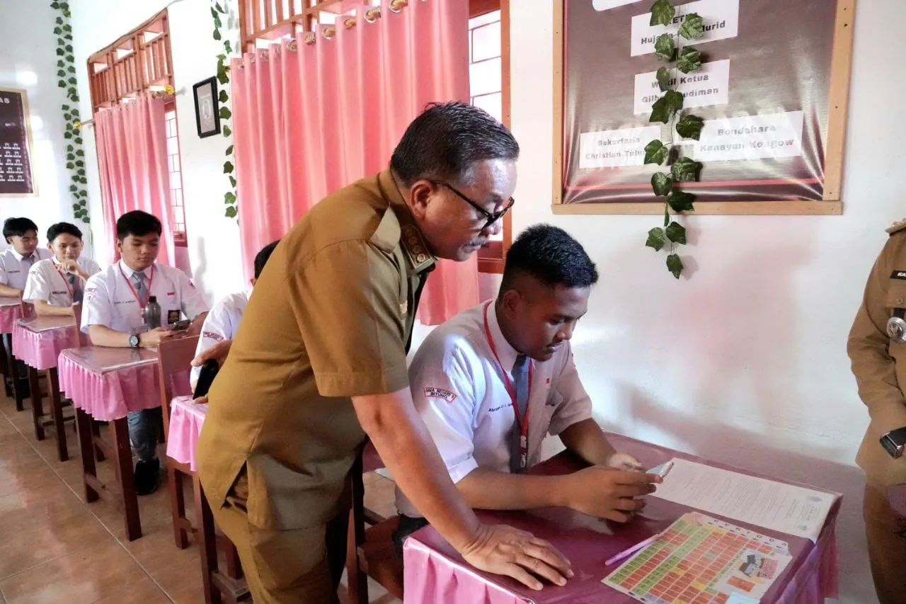 Walikota Bitung Ir Maurits Mantiri MM saat membuka penggunaan token ujian di yang dilaksanakan  di SMA Negeri 1 dan 2 Kota Bitung, Senin (25/03/2024). (Foto istimewa)