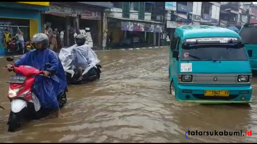 
Akibat Hujan Deras Kota Nayor Cibadak Kebanjiran 
