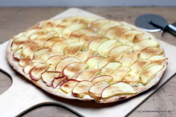 Süßer Flammkuchen mit Apfel und Zimtzucker, ganz