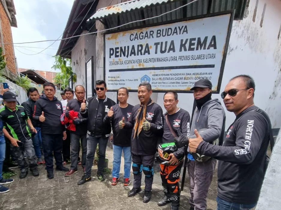 Kepala Kantor Wilayah Kemenkumham Sulawesi Utara Haris Sukamto bersama jajarannya menggelar touring. Disela-sela perhentian dilakukan sosialisasi Konferensi Tingkat Tinggi (KTT) G20 melalui pembagian stiker G20 kepada masyarakat sekitar. (Foto istimewa)