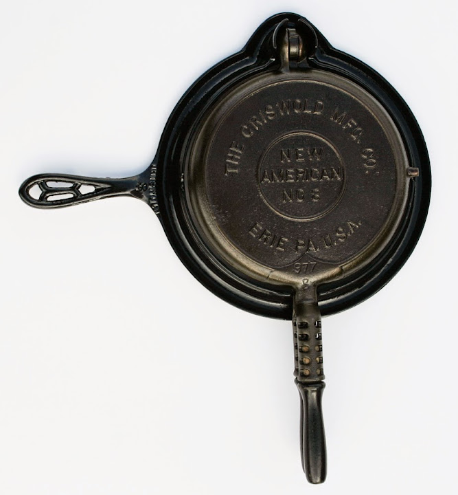 Cleaning Seasoning Old Cast Iron Waffle Maker With Wooden Handles and Pans