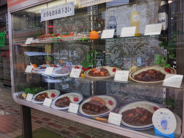 店頭のカレーのサンプルケース