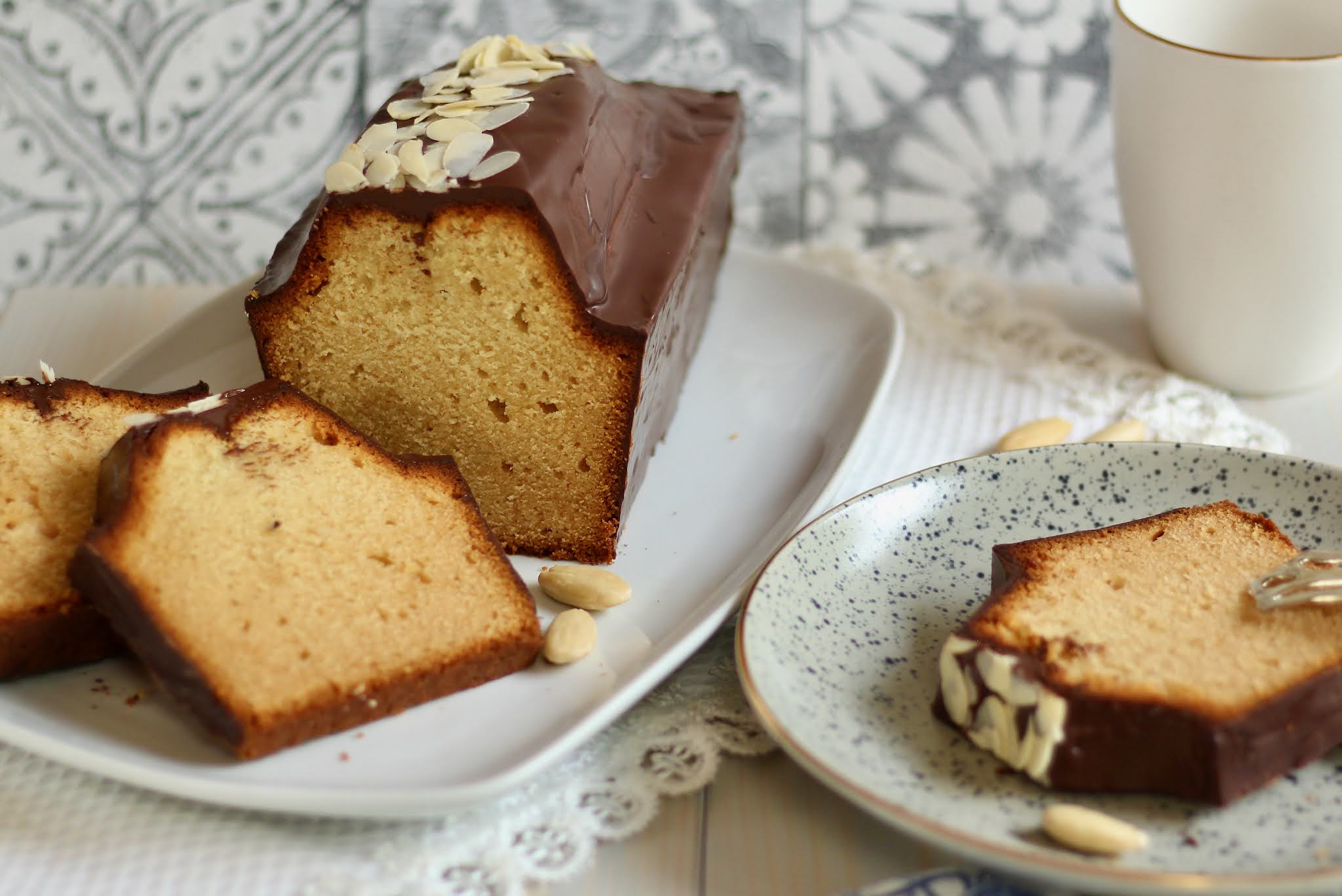 Saftiger, super feiner Marzipankuchen mit Schokoladenglasur und Mandeln ...