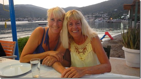 Zwei Blondinen in Korfos nach der Korinth Durchfahrt