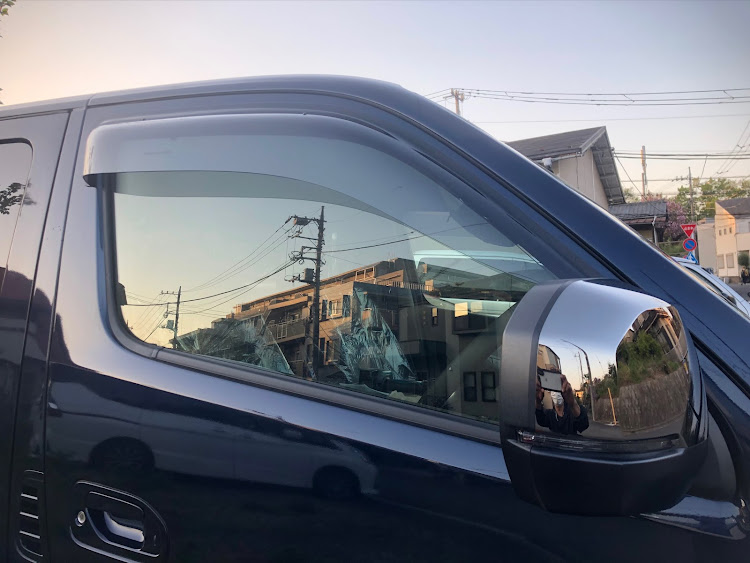 NV350キャラバンのDIY・パーツ取り付け・バイザー取付に関するカスタム事例の投稿画像3枚目