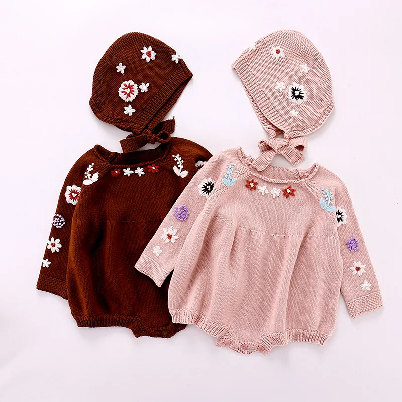 Barboteuse brodée de fleurs à manches longues pour bébé fille, idéale pour le confort et le style. Parfait pour un usage quotidien, douce et adorable.