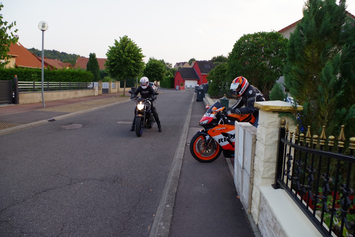 ARRIVEE D'AMELIE AVEC SA MOTO IMGP7381