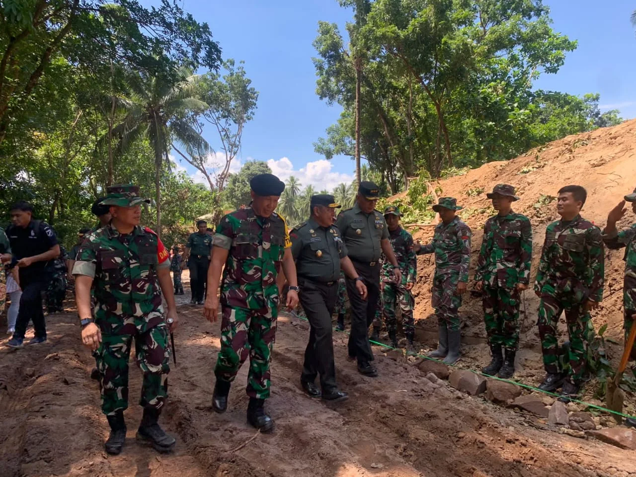 Dansatgas juga memaparkan beberapa kegiatan yang menjadi prioritas dan telah dilaksanakan diantaranya pembuatan jalan penghubung Kelurahan Bengkol ke Kampung Lahendong dengan jarak 800 meter, perbaikan gereja dan masjid, rehab 2 rumah tidak layak huni dan pembuatan jamban. (Foto istimewa)