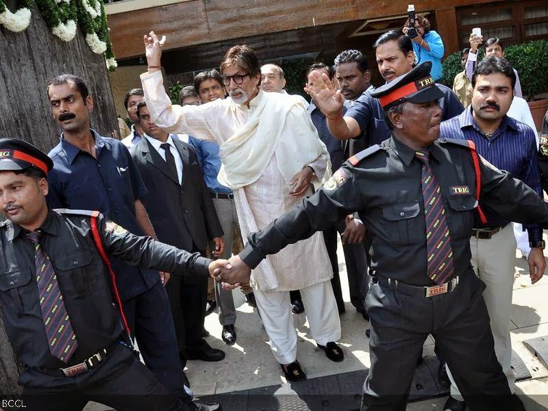 Amitabh Bachchan captured on camera on his 71st b'day, in Mumbai, on October 11, 2013. (Pic: Viral Bhayani)