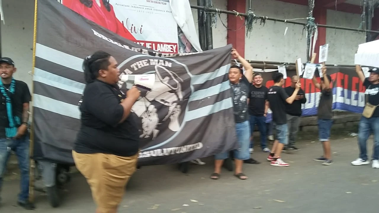 Puluhan Superter dari berbagai kelompok Suporter Sulut United melakukan aksi demo didepan Stadion Klabat Manado Senin sore (16/1/2023). (Foto: Indimanado.co / Dwi)